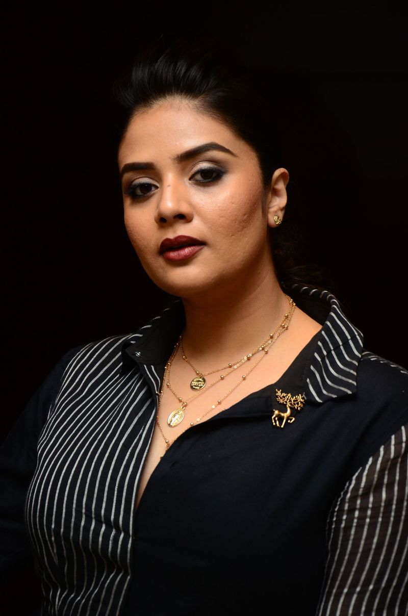 పటాస్ షోతో పాటు మరికొన్ని షోలలో యాంకర్ శ్రీముఖి కనిపిస్తున్నారు. అలాగే పండగలు, పబ్బాల కోసం వచ్చే ప్రత్యేక కార్యక్రమాలలో సందడి మొత్తం శ్రీముఖిదే అని చెప్పాలి.