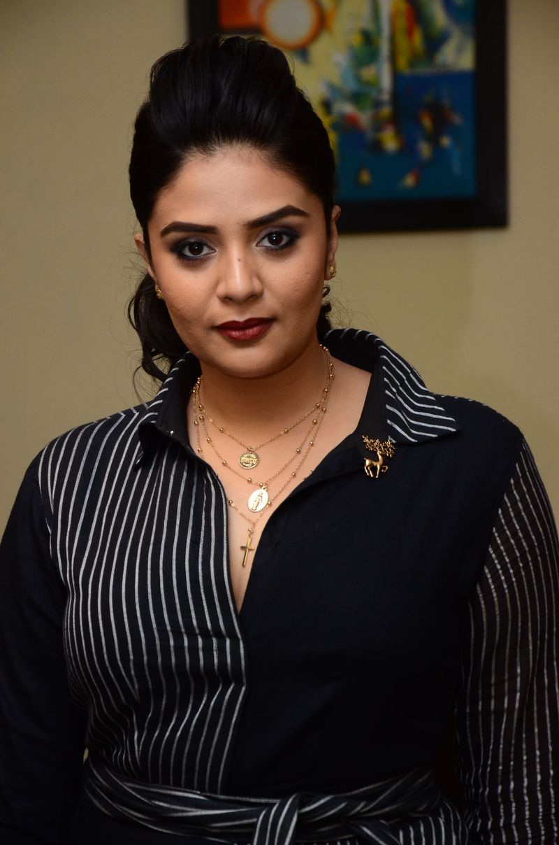 మరోవైపు క్రేజీ అంకుల్స్ చిత్రం ద్వారా సోలో హీరోయిన్ గా ఎంట్రీ ఇస్తుంది. ముగ్గురు అంకుల్స్ ని తన చుట్టూ తిప్పుకొనే టీవీ యాంకర్ గా క్రేజీ అంకుల్స్ మూవీలో శ్రీముఖి నటిస్తున్నారని సమాచారం.