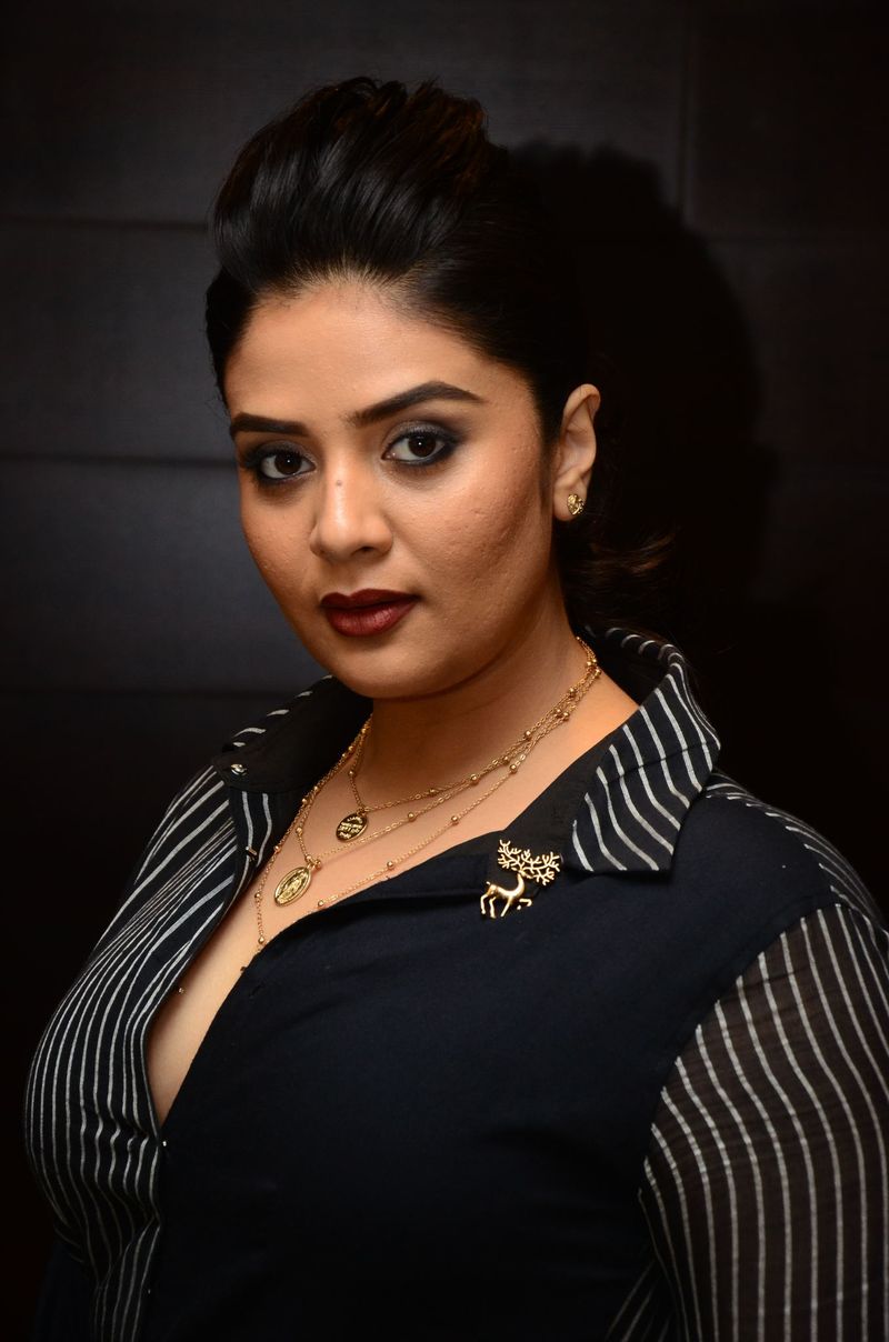 షర్ట్ బటన్స్ తీసేసి యద అందాలు చూపిస్తూ టెంప్ట్ చేసింది ఈ బొద్దుగుమ్మ. దీనితో వేడుకలో అందరి కళ్ళు శ్రీముఖి అందాలపైనే పడిపోయాయి. యాంకర్ గా దూస్తుకుపోతున్న శ్రీముఖి ప్రీ రిలీజ్ ఈవెంట్స్ ని కూడా దక్కించుకుంటున్నారు.