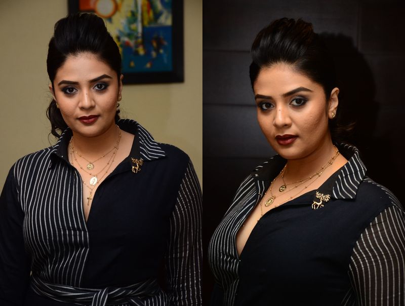 అదే సమయంలో తన యూట్యూబ్ ఛానల్ లో అనేక వీడియోలు విడుదల చేస్తున్నారు. నటిగా, యాంకర్ గా, బిజినెస్ ఉమన్ గా మల్టీ ఛాలెంజెస్ పేస్ చేస్తూ ముందుకు వెళుతుంది శ్రీముఖి.
