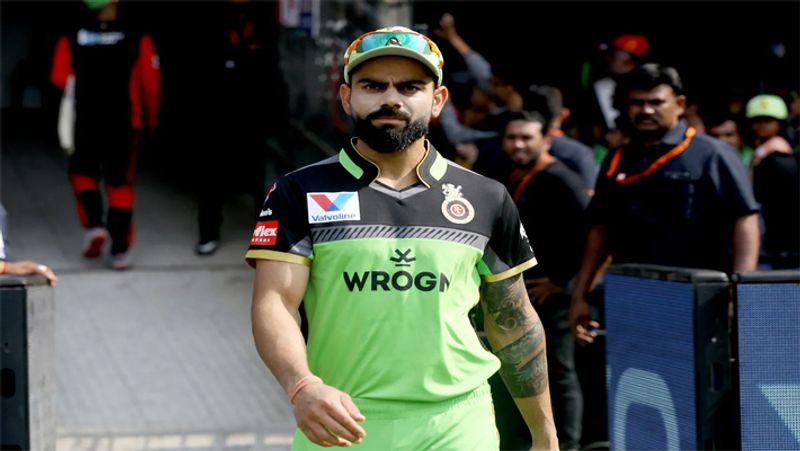 <p>आईपीएल सबसे ज्यादा शतक लगाने का रिकॉर्ड यूनीवर्सल बॉस और पंजाब किंग्स के धाकड़ बल्लेबाज क्रिस गेल के नाम है। वहीं, कोहली के नाम अब तक आईपीएल में 5 शतक है। ऐसे में अगर इस सीजन वह 1 भी शतक लगाते हैं, तो क्रिस गेल की बराबरी कर लेंगे।</p>