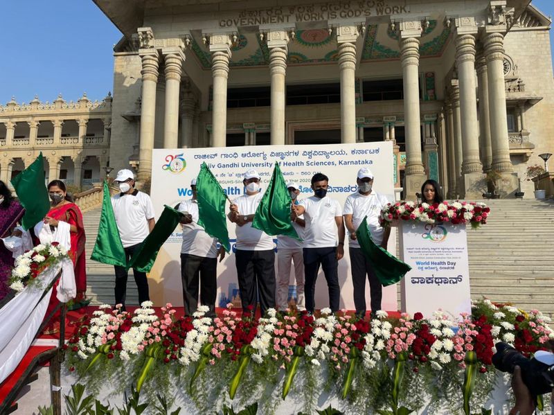 <p>ವಿಶ್ವ ಆರೋಗ್ಯ ದಿನ ಮತ್ತು ರಾಜೀವ್ ಗಾಂಧಿ ವಿವಿಯ ಬೆಳ್ಳಿ ಮಹೋತ್ಸವ ಕಾರ್ಯಕ್ರಮದ ಅಂಗವಾಗಿ ನಡೆದ ವಾಕಥಾನ್, ರಕ್ತದಾನ, ನೇತ್ರದಾನ, ವಿವಿಯ ನವೀಕೃತ ಕೇಂದ್ರ ಕಚೇರಿ, ಪರೀಕ್ಷಾ ಸ್ಕ್ಯಾನಿಂಗ್ ಸೆಂಟರ್ ಅನ್ನು ಉದ್ಘಾಟಿಸಿದ ಸುಧಾಕರ್</p>