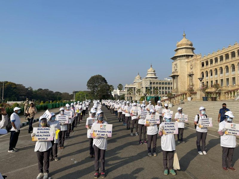 <p>ಕರ್ನಾಟಕ ವೃತ್ತದ ಪೋಸ್ಟ್ ಮಾಸ್ಟರ್ ಜನರಲ್ ಶಾರದಾ ಸಂಪತ್, ಒಂದು ಅಂಚೆ ಚೀಟಿಯ ವಿನ್ಯಾಸವನ್ನು ಮಾಡಲು ಅಂಚೆ ಇಲಾಖೆ 18 ತಿಂಗಳು ತೆಗೆದುಕೊಳ್ಳುತ್ತದೆ. ಪ್ರತಿಷ್ಠಿತ ಬೃಹತ್ ಸಂಸ್ಥೆಗಳು ಇಚ್ಛಿಸಿದರೆ ನಾವು ಸ್ಮರಣಾರ್ಥ ಅಂಚೆಚೀಟಿಗಳನ್ನು ವಿನ್ಯಾಸ ಮಾಡುತ್ತೇವೆ. ರಾಜೀವ್ ಗಾಂಧಿ ವಿವಿಯ ಬೆಳ್ಳಿ ಹಬ್ಬದ ಅಂಗವಾಗಿ ಅಂಚೆ ಚೀಟಿ ಬಿಡುಗಡೆ ಮಾಡುತ್ತಿರುವುದು ಖುಷಿಯ ವಿಚಾರ ಎಂದು ಹೇಳಿದ ಸುಧಾಕರ್ </p>