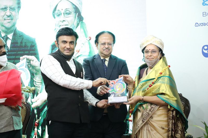 <p>ಬೆಂಗಳೂರು, ಮೈಸೂರು, ಕಲಬುರಗಿ, ಬೀದರ್ ಜಿಲ್ಲೆಗಳಲ್ಲಿ ಕೋವಿಡ್ ಪಾಸಿಟಿವಿಟಿ ದರ ಶೇ.9ಕ್ಕೆ ಏರಿದೆ. ಜನರ ಅಲಕ್ಷ್ಯದಿಂದ ಪಾಸಿಟಿವಿಟಿ ದರ ಏರಿಕೆಯಾಗಿದೆ. ಸರ್ಕಾರ ನಿಯಮಗಳನ್ನು ರೂಪಿಸಿದರೂ ಜನರ ಸಹಭಾಗಿತ್ವವಿಲ್ಲದಿದ್ದರೆ ಯಶಸ್ಸು ಕಾಣಲು ಸಾಧ್ಯವಿಲ್ಲ. ಮೊದಲ ಅಲೆಯನ್ನು ಹತ್ತಿಕ್ಕಿರುವ ನಾವು ಈಗ ಎರಡನೇ ಅಲೆಯ ವಿರುದ್ಧ ಸೆಣೆಸಬೇಕಿದೆ. ಈ ಸಂದರ್ಭದಲ್ಲಿ ಆರೋಗ್ಯ ಕಾರ್ಯಕರ್ತರೆಲ್ಲ ಕೋವಿಡ್ ಲಸಿಕೆ ಪಡೆಯಬೇಕು ಎಂದು ಆರೋಗ್ಯ ಸಚಿವರು ಮನವಿ ಮಾಡಿದರು.</p>