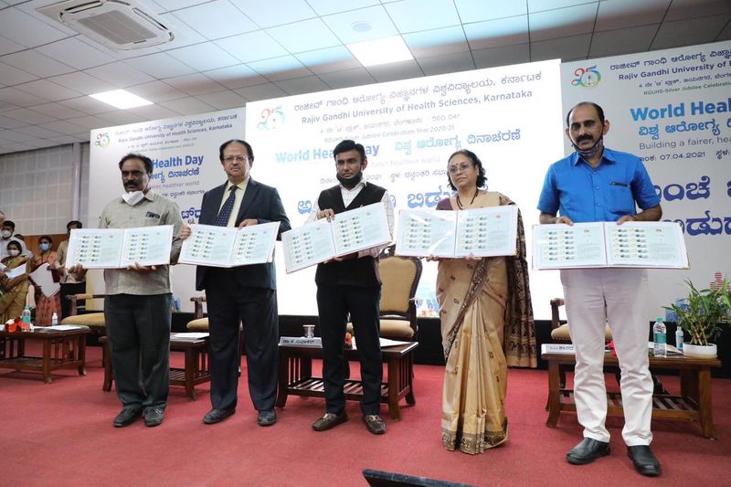 <p>ರಾಜೀವ್ ಗಾಂಧಿ ವಿವಿಯ ಬೆಳ್ಳಿ ಹಬ್ಬದ ಪ್ರಯುಕ್ತ ಅಂಚೆ ಇಲಾಖೆ ಹೊರ ತಂದಿರುವ ಅಂಚೆ ಚೀಟಿ ಬಿಡುಗಡೆ ಮಾಡಿದ ಡಾ. ಸುಧಾಕರ್ </p>