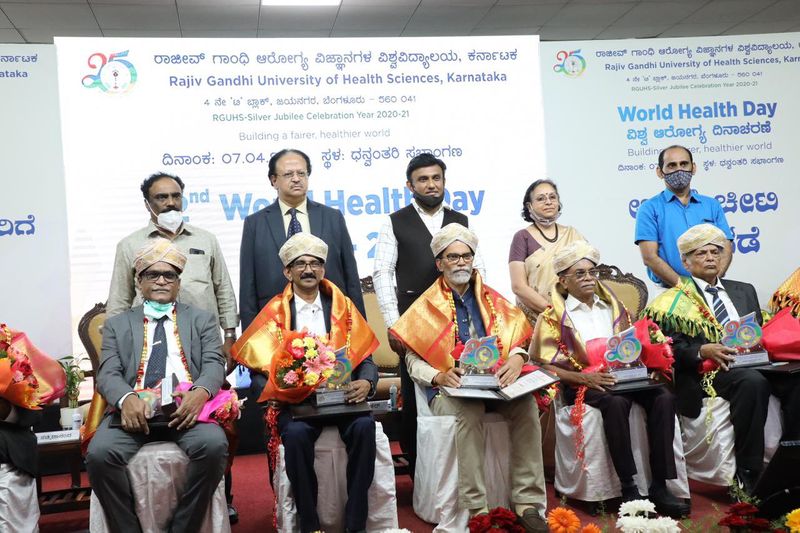 <p>ವಿವಿಯ ಪ್ರಾಧ್ಯಾಪಕರಾದ ಡಾ. ರಾಮದೇವ್ ಕೆ., ಡಾ. ವಿಜಯ್ ಕುಮಾರ್ ಎಂ, ಡಾ. ಎ.ಎಸ್.ಹೆಗ್ಡೆ, ಡಾ. ಕುಮಾರಸ್ವಾಮಿ ಎಸ್.ವಿ., ಡಾ. ಪ್ರಸನ್ನ ನರಸಿಂಹ ರಾವ್, ಪ್ರೊ.ಜಿ.ಆರ್. ಚನ್ನಳ್ಕರ್, ಡಾ. ಮದನ್, ಪ್ರೊ.ಕೆ.ಪಾಲ್ಸನ್, ಡಾ. ದಿವಾಕರ್ ಅವರಿಗೆ ಪ್ರೊಫೆಸರ್ ಎಮಿನೇಟ್ಸ್ ಸ್ಥಾನಮಾನ ನೀಡಿ ಸನ್ಮಾನಿಸಲಾಯಿತು. ಕಾರ್ಯಕ್ರಮದ ಅಧ್ಯಕ್ಷತೆಯನ್ನು ವಿವಿಯ ಉಪಕುಲಪತಿ ಡಾ.ಸಚ್ಚಿದಾನಂದ ವಹಿಸಿದ್ದರು.</p>