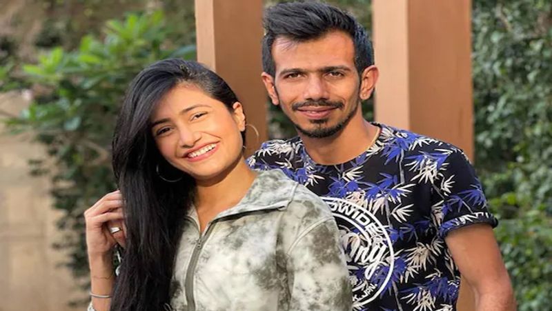 <p>आरसीबी के लेग स्पिनर युजवेंद्र चहल ने मैच की प्रैक्टिस से टाइम निकालकर अपनी वाइफ के साथ कुछ अच्छे पल बिताएं, जिसकी तस्वीर उन्होंने अपने सोशल मीडिया पेज पर भी शेयर की है।</p>