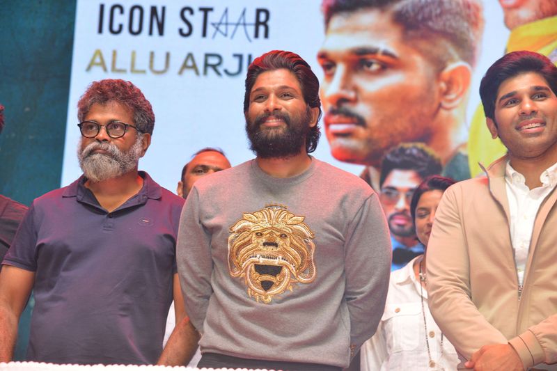 ఇక వేడుక చివర్లో మాట్లాడిన అల్లు అర్జున్... సినిమా గురించి ఆసక్తికర విషయాలు పంచుకున్నాడు. ముఖ్యంగా తనపై ప్రేమాభిమానాలు చూపిస్తున్న ఫ్యాన్స్, అల్లు అర్జున్ ఆర్మీకి ప్రత్యేకంగా ధన్యవాదాలు తెలిపారు. దర్శకుడు సుకుమార్ తో తనకు గల అనుబంధాన్ని బన్నీ ప్రత్యేకంగా గుర్తు చేసుకున్నారు.