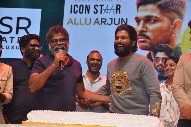 ఇక టీజర్ లో తాను చెప్పిన తగ్గేదేలే డైలాగ్ ని పలుమార్లు వేదికపై బన్నీ పలికాడు. ఏ విషయంలో అయినా తగ్గ కూడదు. సినిమాలోని ఈ డైలాగ్ నా నిజ జీవితానికి దగ్గరగా ఉంటుంది. నాకు భయం ఉంటుంది, కానీ రిస్క్ విషయంలో వెనకాడకుండా ముందుకు వెళ్లాలని బన్నీ తెలిపారు.