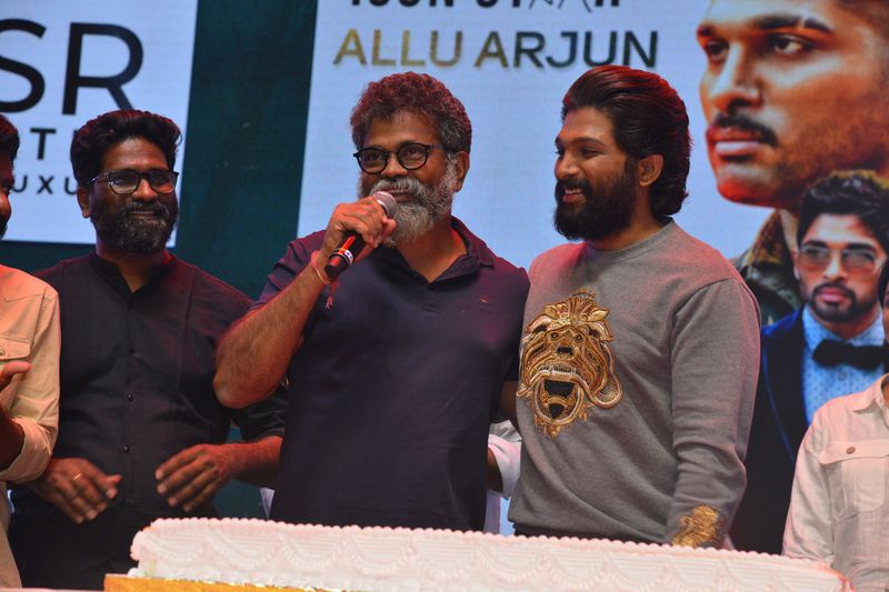 బాహుబలి, కెజిఎఫ్ లాగే, పుష్ప కూడా ఒక పాన్ ఇండియా చిత్రం. పాన్ ఇండియా చిత్రంతో మిమ్మల్ని పలకరించబోతున్నాం అని అల్లు అర్జున్ గొప్పగా చెప్పారు.