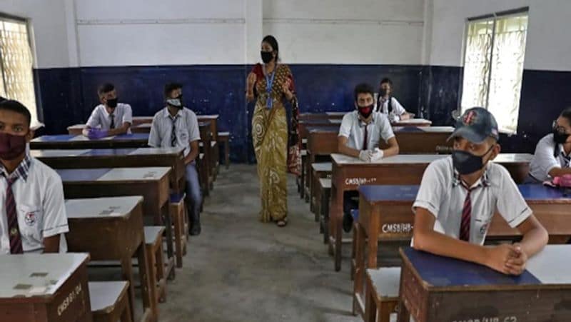 महाराष्ट्र में परीक्षाएं मई और जून में
महाराष्ट्र में 10वीं और 12वीं की परीक्षाएं स्थागित कर दी गई हैं। राज्य की शिक्षा मंत्री ने ट्वीट कर कहा-यह समय परीक्षा के अनुकूल नहीं है इस कारण परीक्षाओं को स्थागित किया जा रहा है। यहां 12वीं की परीक्षाएं मई के अंत और 10वीं की परीक्षाएं जून में होंगी। 