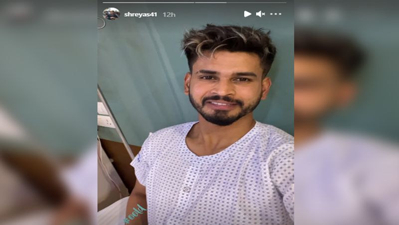 इससे पहले उन्होंने अपनी इंस्टा स्टोरी पर एक फोटो शेयर की थी और लिखा कि 'आउटफिट ऑफ द डे (आज के दिन का पहनावा)।' इस फोटो में श्रेयस व्हाइट और ब्लू रंग के डॉट वाला हॉस्पिटल गाउन पहने हुए हैं।
