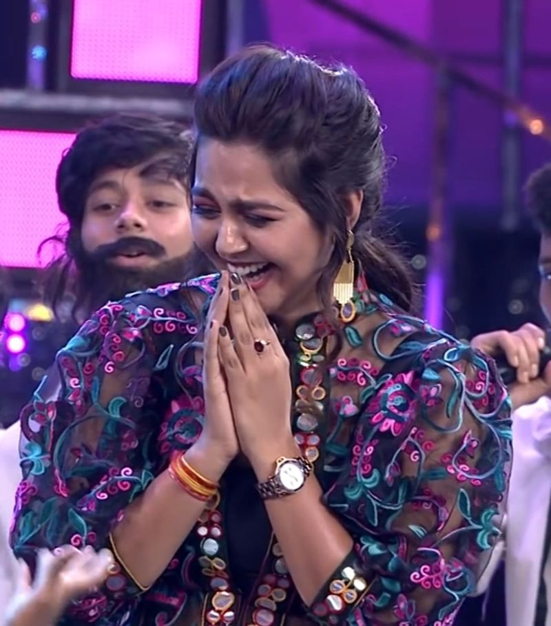మరోవైపు మోనాల్ తన బిగ్ బాస్ హౌస్ మేట్ అఖిల్ తో స్నేహం కొనసాగిస్తోంది. వీరి మధ్య ఉన్న బంధం ఏమిటో ఇప్పటికి స్పష్టంగా చెప్పడం లేదు ఈ జంట.