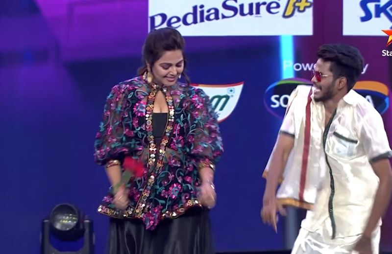 మోనాల్ కోరిన విధంగా లేటెస్ట్ ఎపిసోడ్ కోసం పట్టు వస్త్రాలలో వచ్చిన కన్నా మాస్టర్, మోనాల్ ని వేదికపై తీసుకు వచ్చాడు. ఆమెకు గులాబీ పువ్వు ఇవ్వడంతో పాటు, మోకాళ్లపై కూర్చొని రొమాంటిక్ గా చేయి అందుకొని ముద్దు పెట్టాడు.