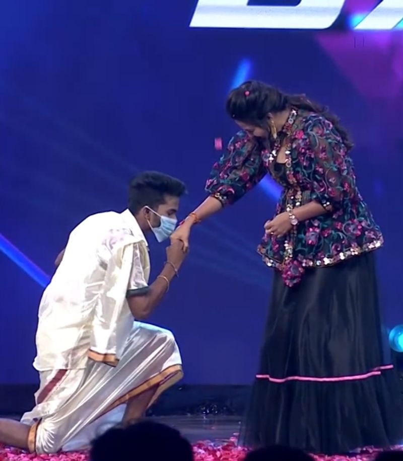 కన్నా చర్యకు షో మిగతా జడ్జెస్ తో పాటు, కంటెస్టెంట్స్ షాక్ తిన్నారు. మోనాల్ ని అతడు కిస్ చేయడం నిజంగా సంచలనమే అని చెప్పాలి.