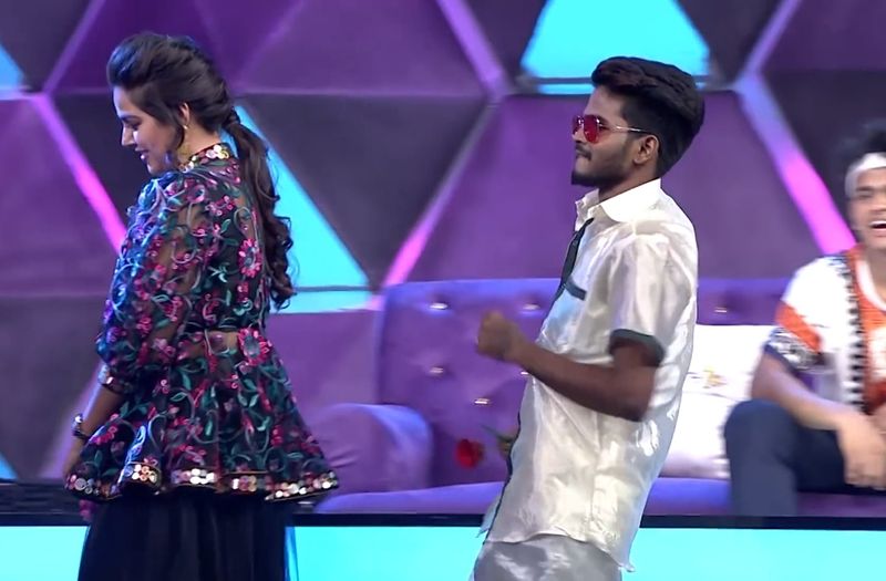 ఓ ఎపిసోడ్ లో మంచి పెర్ఫార్మన్స్ కనబరిచిన కన్నా మాస్టర్ ని మోనాల్ అభినందించారు. ఏకంగా తనను వేదికపై నుండి తీసుకెళ్లి తన కుర్చీలో కుర్చోపెట్టింది.దానితో మేడం మోనాల్ కోసం నేను ఏదైనా చేస్తానని కన్నా మాస్టర్ చెప్పాడు.
