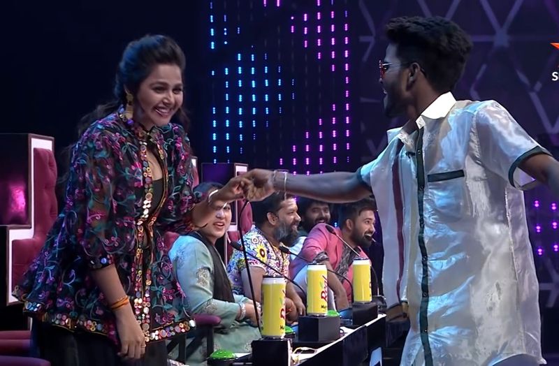 కాగా తాజా ఎపిసోడ్ లో ఓ ఆసక్తికర పరిణామం చోటు చేసుకుంది. కన్నా మాస్టర్ ఏకంగా అందరి ముందు మోనాల్ కి ముద్దు ఇచ్చాడు. జడ్జి కుర్చీలో నుండి, వేదికపైకి తీసుకొచ్చి మరి ఆమెకు కిస్ ఇవ్వడం జరిగింది.