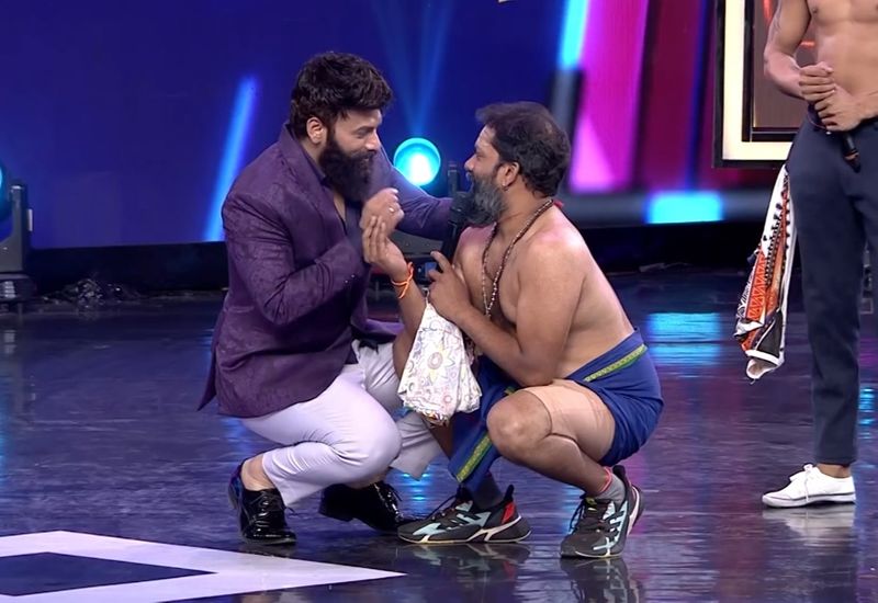 అలాగే ఈ షోలో మరో జడ్జిగా ఉన్న బాబా భాస్కర్, కంటెస్టెంట్ చొక్కా విప్పాడని, తానూ కూడా చొక్కా విప్పి స్టేజ్ పై కండలు ప్రదర్శించారు. ప్రోమోలో ఇదే చూపిస్తా అంటూ, యాంకర్ ఓంకార్ అతన్ని భయపెట్టాడు.
