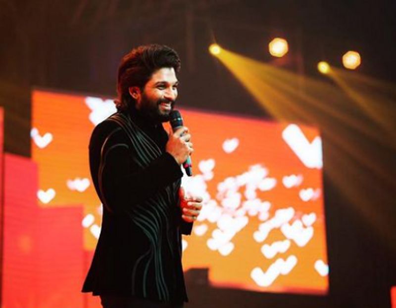 <p>ಅವರು ತಮ್ಮ ಮಕ್ಕಳಾದ ಅಲ್ಲು ಅಯಾನ್ ಮತ್ತು ಅಲ್ಲು ಅರ್ಹ ಅವರೊಂದಿಗೆ ಮತ್ತೊಂದು ಫೋಟೋವನ್ನು ಸಹ ಪೋಸ್ಟ್ ಮಾಡಿದ್ದಾರೆ.</p>