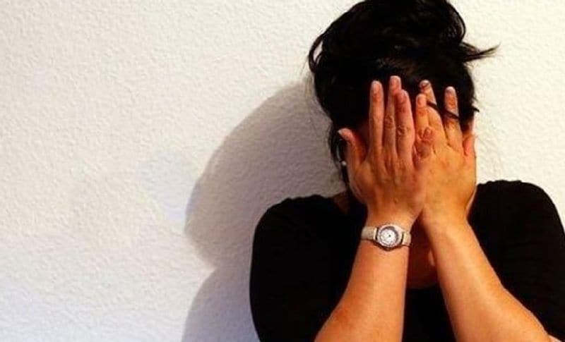 पुलिस ने महिला की बताई चाट की दुकान के आसपास जाकर पूछताछ की, लेकिन कोई हल नहीं निकली। फिर महिला के बार-बार बयान बदलने पर पुलिस को उस पर शक हुआ तो उससे कड़ाई से पूछताछ की गई। वह आखिरकार टूट गई और अपना गुनाह कबूल कर लिया। (प्रतीकात्मक फोटो)