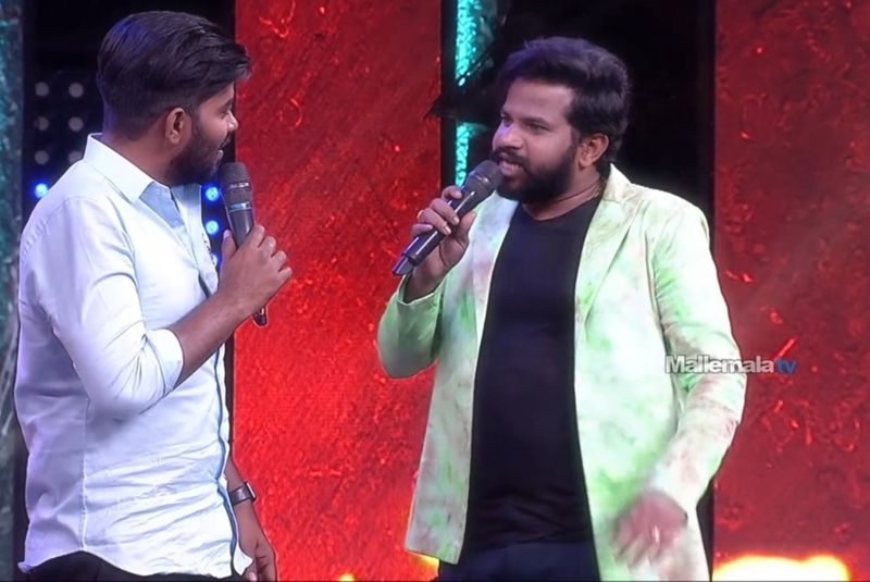 ఎప్పటిలాగే లేటెస్ట్ ఎపిసోడ్ సైతం అనేక ఆసక్తికర విషయాలతో ముస్తాబు అయ్యింది. సుధీర్ పై హైపర్ ఆది పంచ్ ల వర్షం కురిపించాడు.