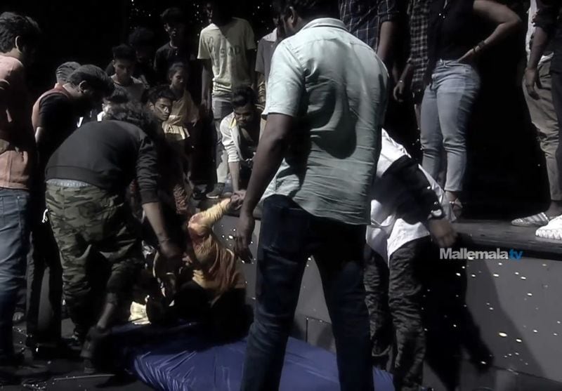 ఇలా సరదా సరదాగా సాగుతున్న షోలో ఓ లేడీ డాన్సర్ వేదికపై నుండి పడిపోవడం అందరినీ షాక్ కి గురిచేసింది. డాన్స్ చేస్తూ లేడీ డాన్సర్ స్టేజ్ పై నుండి క్రింద పడిపోయారు.