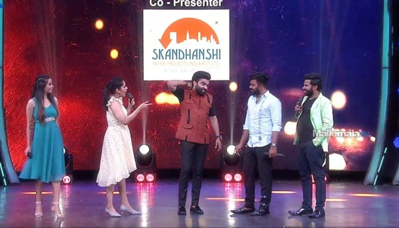 ఎవరి జీవితంలో అయినా మలుపు ఉంటాయి. సుధీర్ జీవితంలో మాత్రం కేవలం తలుపులే ఉంటాయని చెప్పడంతో జడ్జెస్ అందరూ పక్కున నవ్వేశారు.