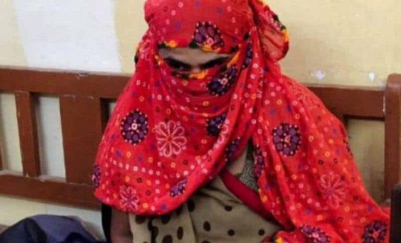 महिला अगले दिन एक निर्माणाधीन इमारत बेटी को लेकर गई, जहां उसने गला दबाकर हत्या कर दी और शव के ऊपर ईंट-पत्थर रख दिए। फिर वह गुमशुदगी की रिपोर्ट दर्ज करान थाने पहुंची। जहां उसने पुलिस को झूठी कहानी बताते हुए कहा कि वह बेटी को घर से बाहर चाट की दुकान पर गोभी मंचूरियन खिलाने के लिए ले गई थी। इसी दौरान जब में ठेले वाले को पैसा देने लगी तो मेरी बेटी गुम हो गई। (प्रतीकात्मक फोटो)