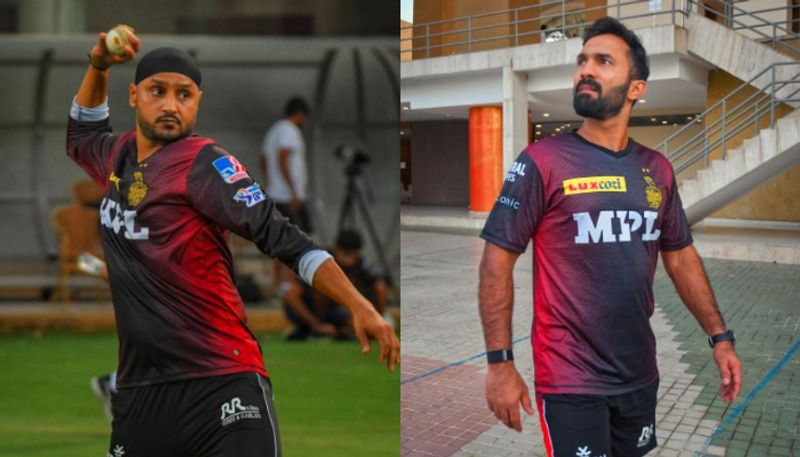 అయితే ‘జాతిరత్నాలు’ సినిమా గురించి ట్వీట్ చేసిన దినేశ్ కార్తీక్కి ఓ నెటిజన్ అదిరిపోయే పంచ్ వేశాడు... ‘మొన్న ముంబై ఇండియన్స్తో జరిగిన మ్యాచ్లో ఆఖరి 5 ఓవర్లలో నువ్వు, రస్సెల్ చేసిన కామెడీ ముందు ఇది ఎంతలే అన్నా’ అంటూ చేసిన కామెంట్కి మంచి రెస్పాన్స్ వస్తోంది...