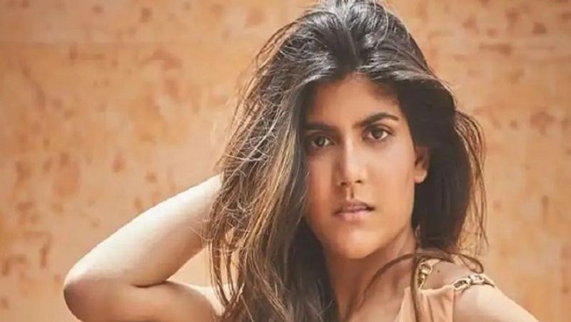 अनन्या बिरला समाज सेवा के क्षेत्र में भी सक्रिया हैं। ग्रामीण महिलाओं को व्यवसाय में मदद देने के लिए उन्होंने माइक्रोफाइनेंस नाम की कंपनी बनाई है। इसकी शुरुआत उन्होंने 17 साल की उम्र में ही कर दी थी। देश के 4 राज्यों में इस कंपनी की करीब 70 शाखाएं हैं। इसके लिए अनन्या बिरला को बेस्ट स्टार्टअप का गोल्ड अवॉर्ड भी मिल चुका है।