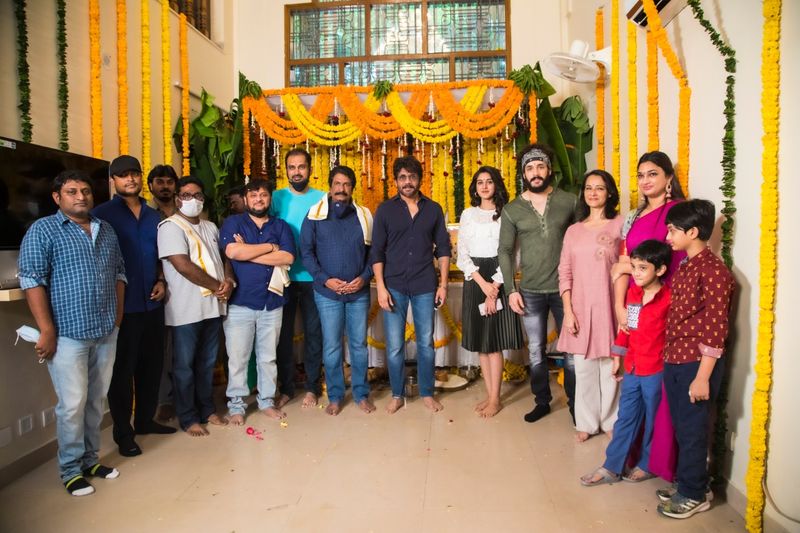 హైదరాబాద్ అన్నపూర్ణ స్టూడియోలో ఈ కార్యక్రమం జరిగింది. అఖిల్ బర్త్ డే కానుకగా నేడు ఏజెంట్ మూవీ ఫస్ట్ లుక్ విడుదల చేశారు. ఏజెంట్ గా అఖిల్ లుక్ చాలా రఫ్ అండ్ రా గా ఉంది. ఫస్ట్ లుక్ తోనే మూవీపై అంచనాలు పెరిగిపోయాయి.