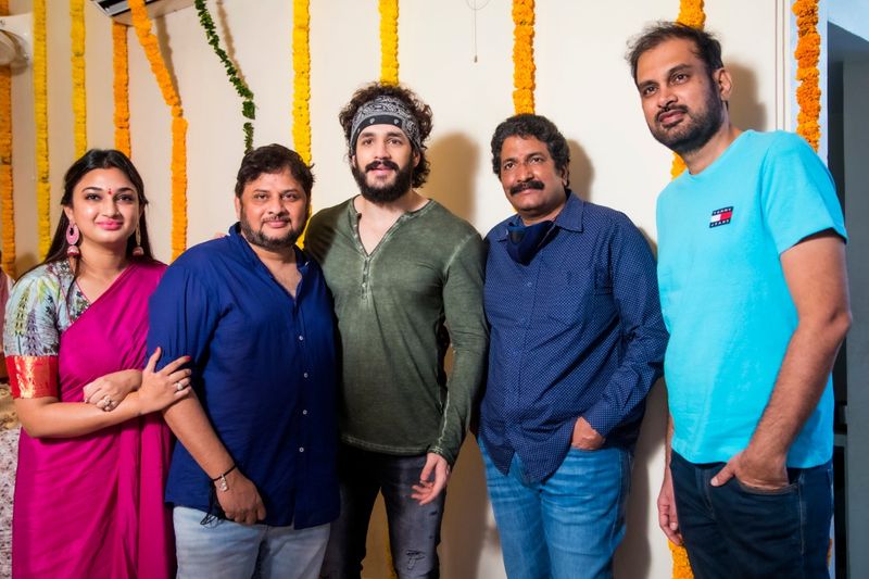 ఏకే ఎంటర్టైన్మెంట్స్ బ్యానర్ పై రామబ్రహ్మం సుంకర ఏజెంట్ చిత్రాన్ని నిర్మిస్తున్నారు. ఈ చిత్రానికి సంగీతం థమన్ అందిస్తున్నారు.
