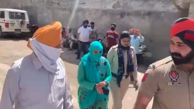 ओडिशा महिला की उम्र 25 साल है। छह साल पहले इसकी शादी हुई थी। इसकी एक पांच साल की बेटी भी है। यह लड़की पिछले दो महीनों अपने मायके में रह रही थी। पुलिस ने बताया कि करीब दो साल पहले महिला ने अपने मोबाइल पर आजाद नाम का एक एप डाउनलोड किया फिर एक लड़के से चैट करनी शुरू कर दी।
