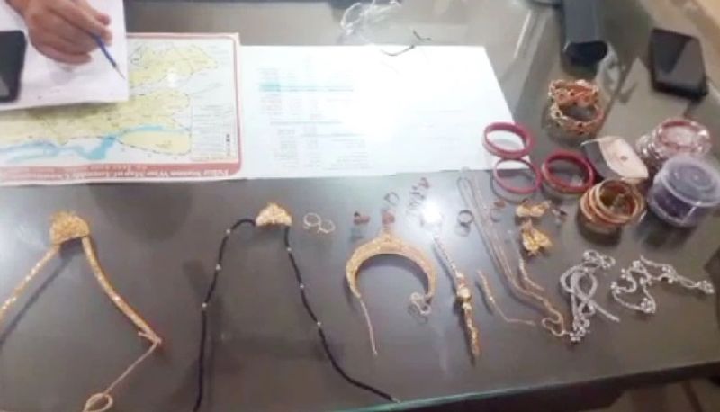 बीएसएफ ने लड़की को डेरा बाबा नानक पुलिस को सौंप दिया। वहीं, पूछताछ में पता चला कि लड़की अपने साथ 60 ग्राम सोने के जेवरात अपने घर से पाकिस्तान ले जाने के लिए लेकर अपने साथ लाई है। 
