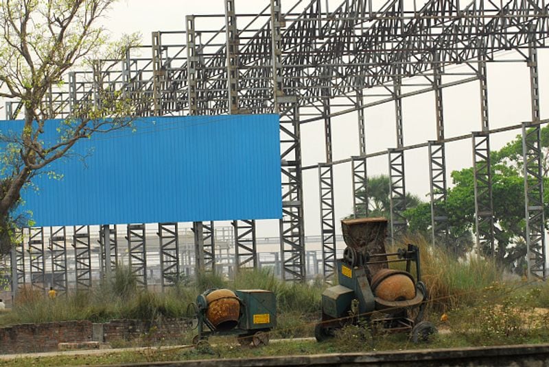 <p style="text-align: justify;">বর্তমানে কী অবস্থা সিঙ্গুরে?</p>
<p style="text-align: justify;">পরিবর্তনের পর ৯৯৭ একর জমি থেকে প্রায় ৪০০ একর কৃষকদের ফিরিয়ে দেওয়ার জন্য একটি বিল পাস করা হয়। ২০১৬ সালে মমমতা বন্দ্যোপাধ্যায় কয়েকজন কৃষককে জমি ফিরিয়ে দেন। তবে সকলে জমি ফেরত পাননি এবং সেখানে বিকল্প কোনও শিল্প আজও আসেনি। কারখানা এলাকার পাশের হাইওয়ে দিয়ে যেতে গেলে এখনও ন্যানো কারখানার পরিত্যক্ত কাঠামোটি দেখা যায়।</p>
<p style="text-align: justify;"> </p>
