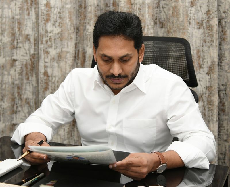 అమరావతి: తిరుపతి లోక్సభ నియోజకవర్గంలోని కుటుంబాలకు ముఖ్యమంత్రి, వైయస్సార్ కాంగ్రెస్పార్టీ అధ్యక్షుడు వైఎస్ జగన్ స్వయంగా లేఖలు రాశారు. 22 నెలల పరిపాలనా కాలంలో వైయస్సార్ కాంగ్రెస్పార్టీ ప్రభుత్వం చేపట్టిన వివిధ పథకాలు, ప్రభుత్వ కార్యక్రమాల ద్వారా ఆయా కుటుంబాలకు జరిగిన మేలును ఈ లేఖలో వివరించారు.