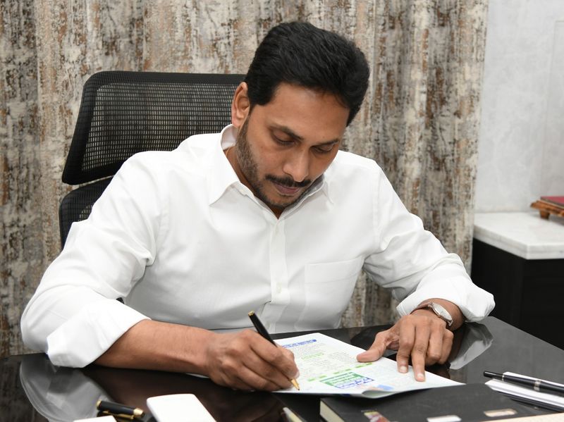 క్యాంపు కార్యాలయంలో జగన్ తొలి లేఖపై సంతకం చేశారు. కుటుంబంలోని సోదరుడు లేదా అక్కచెల్లెమ్మకు ఈ లేఖను నేరుగా రాశారు.