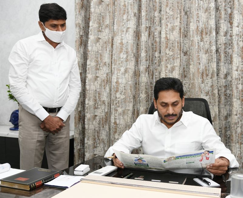 వైయస్సార్ సున్నావడ్డీ, వైయస్సార్ ఆసరా, జగనన్న వసతి దీవెన, జగనన్న విద్యాదీవెన, వైయస్సార్చేయూత, వైయస్సార్ పింఛన్ కానుక, జగనన్న అమ్మ ఒడి, పేదలందరికీ ఇళ్లు తదితర పథకాల ద్వారా ఆయా కుటుంబాలకు జరిగిన లబ్ధిని ఈ లేఖల్లో పేర్కొన్నారు.