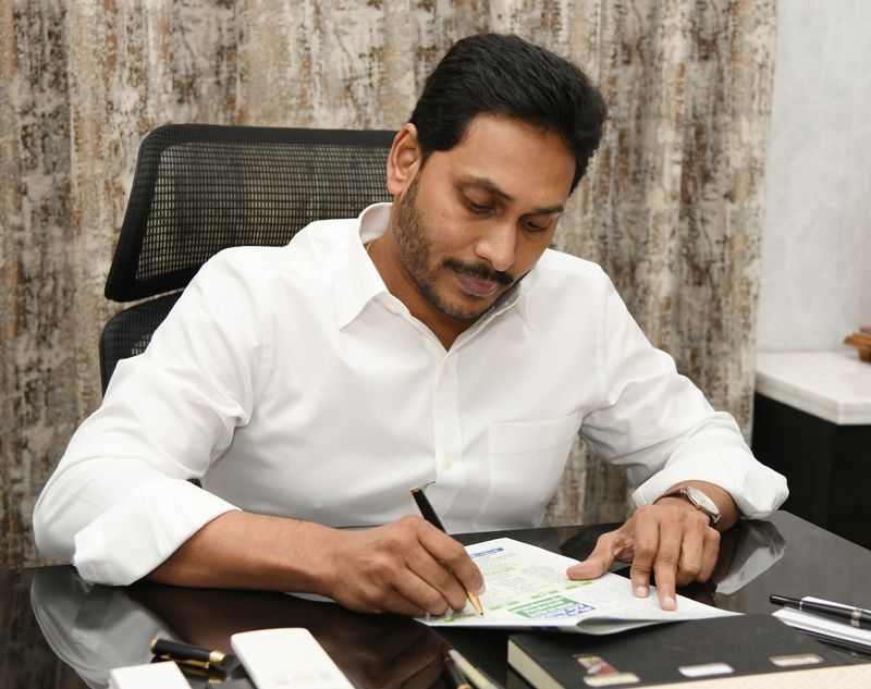 గ్రామాలు, నగరాలు, వైద్యం, విద్యారంగాలు, వ్యవసాయం, రైతులు, అక్కచెల్లెమ్మలు, సామాజిక న్యాయం, పారదర్శక పాలన, అభివృద్ధి పనులు తదితర అంశాలను జగన్ ఈలేఖల్లో ప్రస్తావించారు.