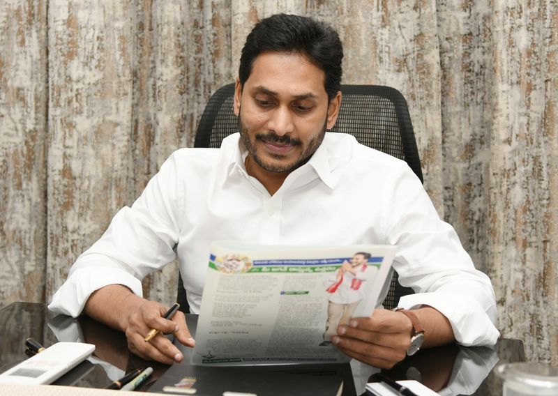 ఈలేఖలో ప్రతిపక్ష పార్టీలమీద ఎలాంటి విమర్శలు చేయకుండా 22 నెలల పరిపాలనలో వైయస్సార్ కాంగ్రెస్ పార్టీ అమలు చేసిన అభివృద్ధి, సంక్షేమ పథకాలను, ప్రభుత్వం దార్శినికతను, వాగ్దానాలను నిలబెట్టుకున్న విధానాన్ని తెలియజేశారు.
