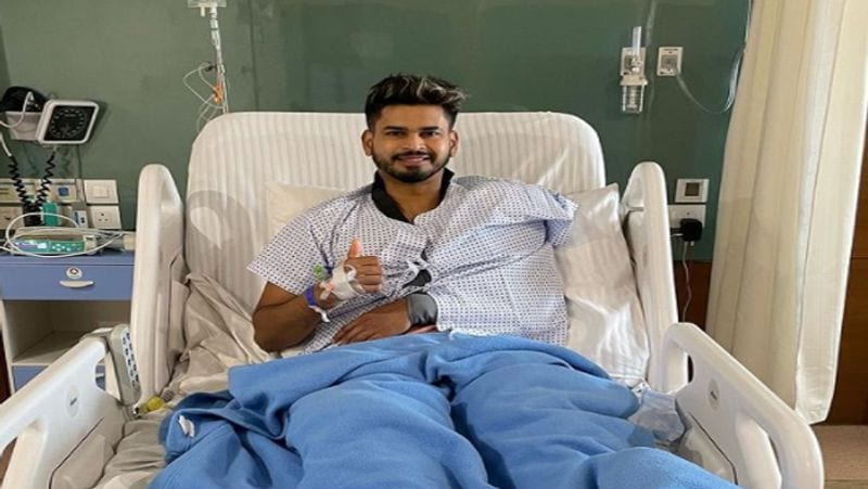 श्रेयस अय्यर कंधे की चोट के चलते आईपीएल के 14वें सीजन से बाहर हैं। इस बीच आईपीएल से 1 दिन पहले गुरुवार को उन्होंने अपनी सर्जरी करवाई। जिसकी तस्वीर उन्होंने अपने इंस्टाग्राम पर शेयर की और लिखा कि 'सर्जरी सफलता के साथ हुई, मैं कुछ समय में वापस आ जाऊंगा, आपकी दुआओं के लिए धन्यवाद।'