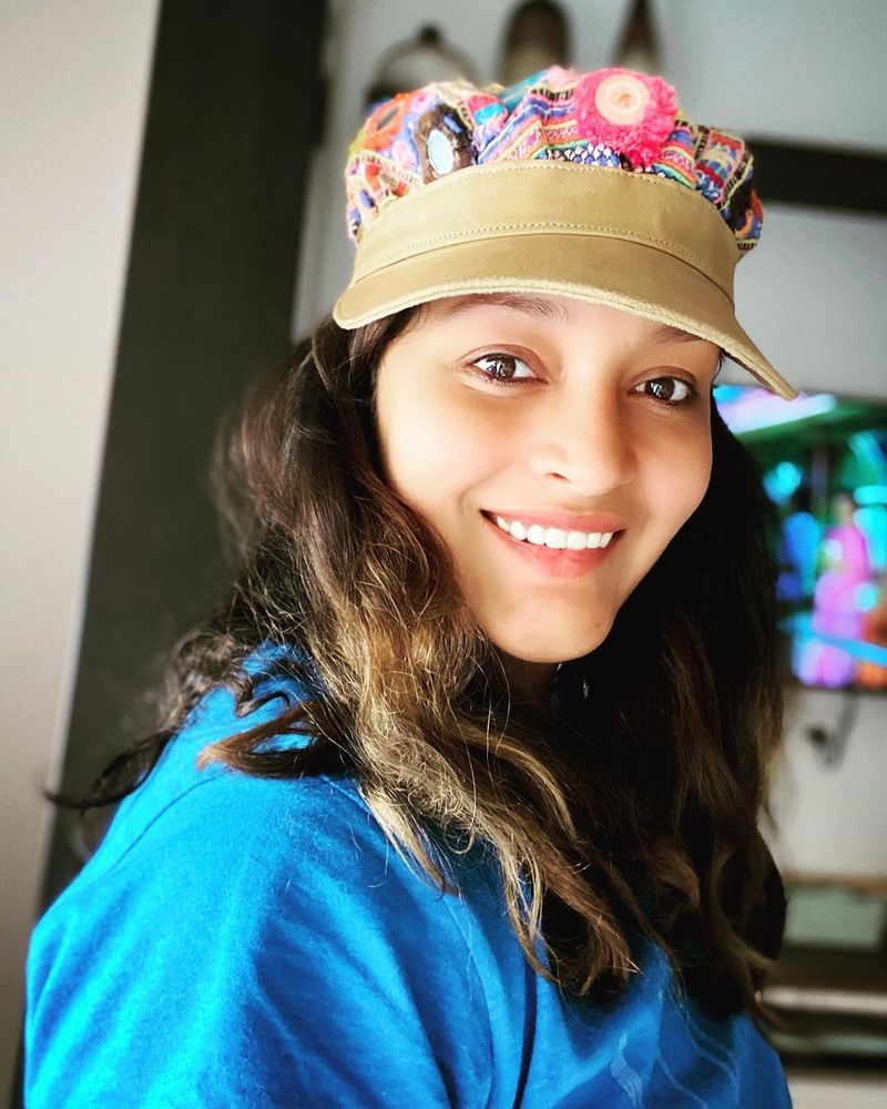 సినీ పండితులు సైతం రేణూ దేశాయ్ సౌత్ ని ఏలేయడం ఖాయమని అంచనా వేశారు. బంగారం లాంటి భవిష్యత్తు కళ్ళ ముందు కనిపిస్తున్నా, పవన్ ప్రేమ కోసం సినిమాను వదిలేసింది రేణూ దేశాయ్. అప్పటికే ఒప్పుకున్న ఓ తమిళ చిత్రం పూర్తి చేశాక, ఆమె ఇతర హీరోల సినిమాలు ఒప్పుకోలేదు.