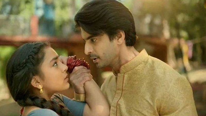 सुंबुल तौकीर खान और गश्मीर महाजनी स्टारर सीरियल इमली को काफी लंबे समय बाद दूसरा स्थान मिला है। इस समय सीरियल की कहानी में जबरदस्त ट्विस्ट आया है। मालिनी को अब शक होने लगा है कि आदित्य और इमली के बीच कुछ ना कुछ जरूर चल रहा है।
