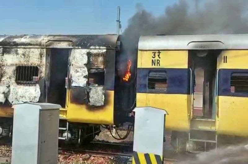स्टेशन अधीक्षक ने दमकल विभाग को सूचना दी। एक के बाद एक दमकल विभाग की सात गाड़ियों मौके पर पहुंची। तब जाकर आग पर काबू पाया जा सका, लेकिन तब तक तीन बोगी जलकर राख हो गया।
