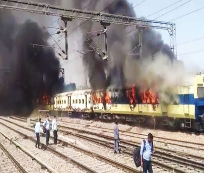 दिल्ली से आने के बाद ट्रेन कुछ देर तक प्लेटफार्म पर खड़ी रही। इसके बाद ट्रेन को यार्ड में खड़ी कर दी गई। जहां से उसे 4 बजकर पांच मिनट पर दोबारा दिल्ली के लिए रवाना होना था। लेकिन, दोपहर करीब दो बजकर 10 मिनट पर स्टेशन अधीक्षक को सूचना मिली कि ट्रेन की बोगी में आग लगी हुई है।
