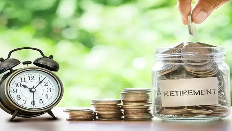 इस योजना में अगर पॉलिसीधारक 10 साल तक जीवित रहत है, तो उसे नियमित तौर पर पेंशन मिलेगी। अगर इस बीच उसकी मौत हो जाती है, तो पॉलिसी की पर्चेज प्राइस नॉमिनी को वापस कर दी जाएगी। वहीं, पॉलिसीधारक अगर 10 साल तक जीवित रहता है, तो पेंशन के साथ उसे पर्चेज प्राइस भी वापस मिल जाएगी। (फाइल फोटो)
