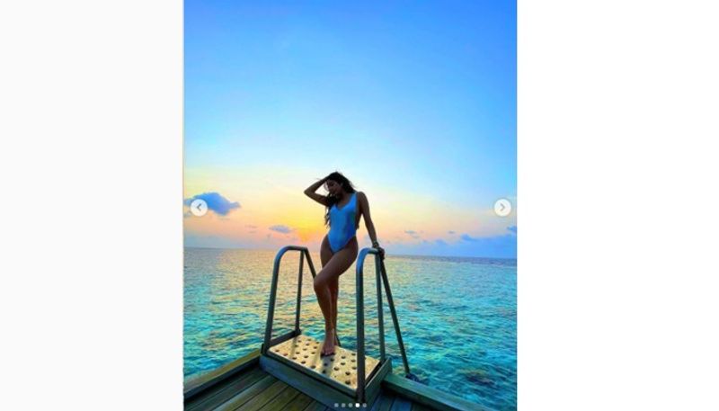 Janhvi Kapoor enjoys her trip to Maldives, looks absolutely gorgeous in