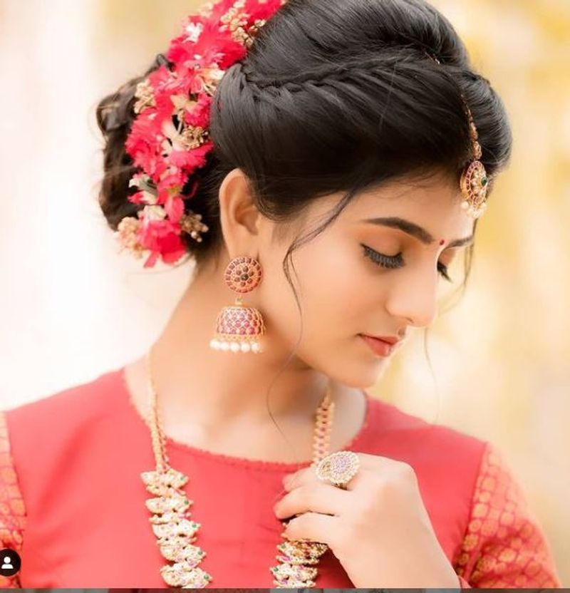 அழகில் சொக்க வைக்கும் இந்த புகைப்படங்களுக்கு ரசிகர்கள் மத்தியில் லைக்குகள் குவிந்து வருகிறது.