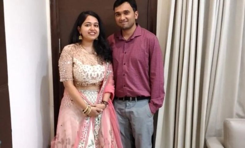 दुखी होकर मरने को मजबूर हुई कमिश्नर की पत्नी
दरअसल, यह हैरान कर देने वाली यह घटना नोएडा के थाना सेक्टर-39 क्षेत्र के सेक्टर-99 की सुप्रीम कोर्ट सोसायटी की है। जहां कस्टम एंड नारकोटिक्स विभाग में असिस्टेंट कमिश्नर की पत्नी ने हिना सिंगला जहर खाकर अपनी जान दे दी। युवती के परिजनों ने आरोप लगाया है कि शादी के बाद से अमन हमारी बेटी को दहेज के लिए प्रताड़ित करता था। वह आए दिन उसको इतना प्रताड़ित करने लगा था कि वह मरने के लिए मजबूर हो गई।
