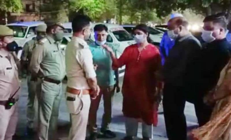 6 महीने पहले कमिश्नर ने हिना से की थी शादी
बता दें कि अमन सिंगला मूलरूप से पंजाब के पटियाला के रहने वाले हैं। 6 महीने पहले अक्टूबर में संगरूर पंजाब में रहने वाली हिना से उसकी शादी हुई थी। हिना सीए कर चुकी है और एलएलबी फाइनल ईयर में पढ़ाई कर रही है और आगे चलकर वह वकालत करने वाली थी। (हिना का परिवार)